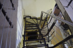 Металлический каркас лестницы с ограждением